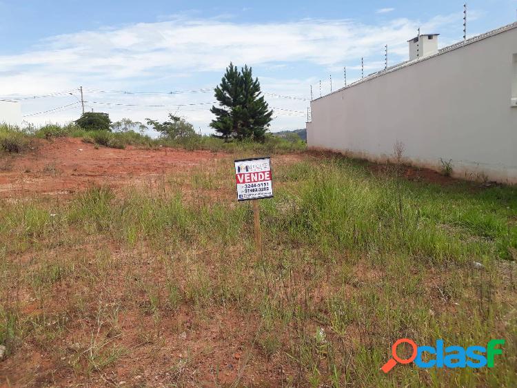 Lindo terreno com 272 m² em topografia plana, fica em