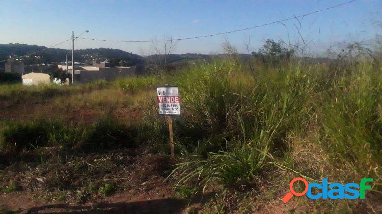 Terreno comercial de 296 m², a localização está em