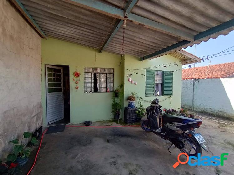 Casa com 03 dormitórios, local muito tranquilo, fica em