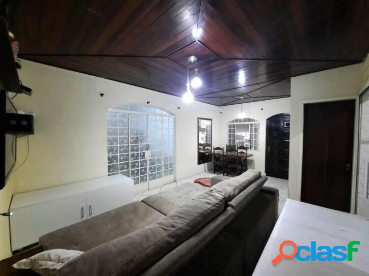 Casa com 3 dormitórios à venda, 141 m² por R$ 830.000,00