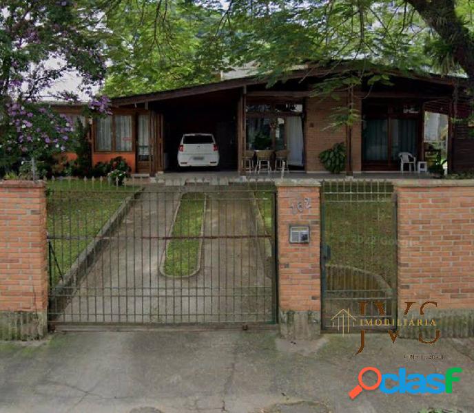 Casa com amplo terreno na Vila Nova