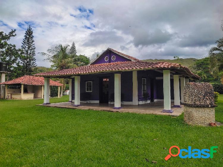 Casa de campo estilo colonial en Aguirre