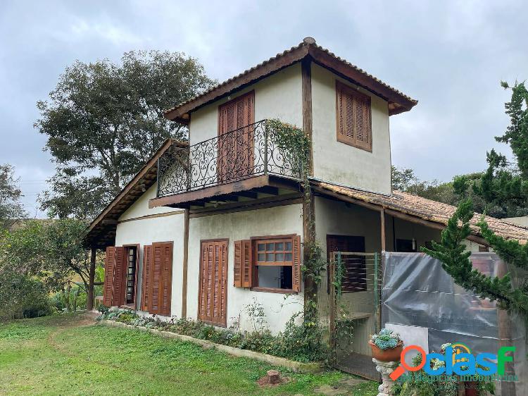 Casa térrea charmosa 2 suítes terreno grande em