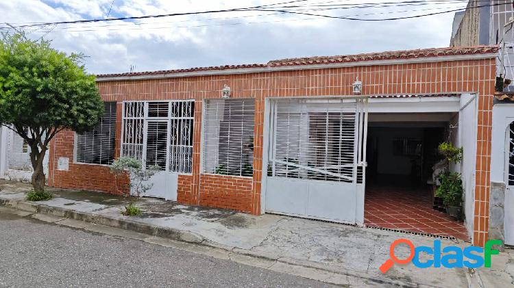 EN VENTA CASA EN CALLE SEMI CERRADA DE LA ESMERALDA SAN