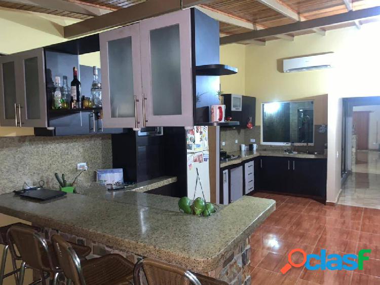 En Venta Bella Casa en San Diego, Urb Valle de Oro.