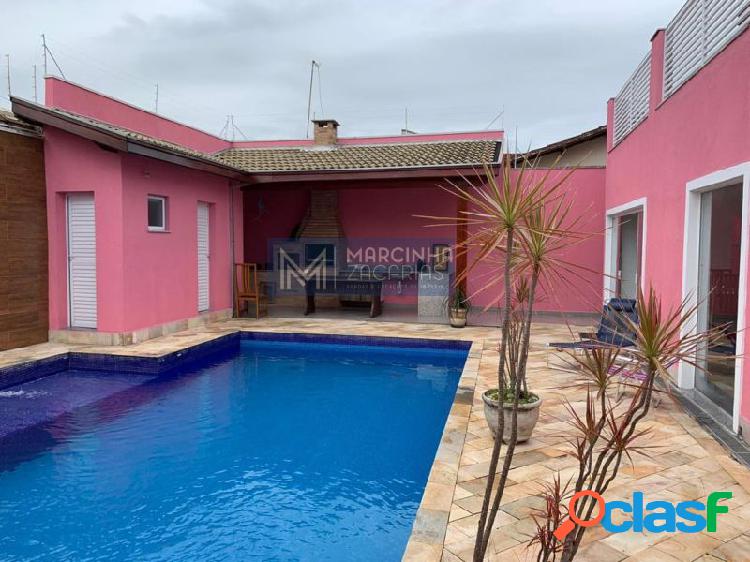Lindo sobrado com piscina pertinho da praia com 4 suítes a