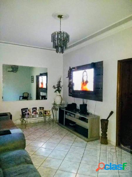 Vende-se casa térrea com 3 dormitórios 1 suíte Planalto