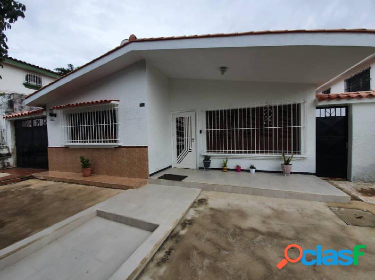 Bella Casa Remodelada en Venta en el Trigal Sur. Calle