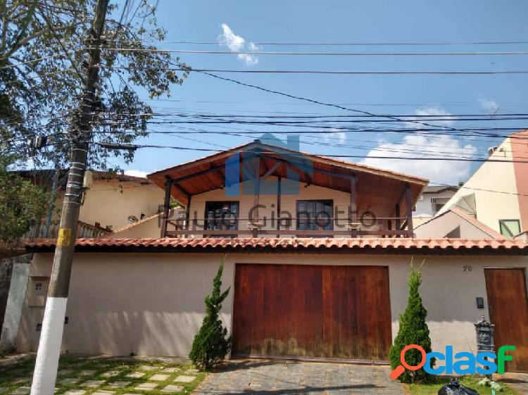 Casa em condomínio na Granja Viana com piscina e área