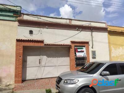 Venta de Amplia Casa a 200 mts de la Cedeño