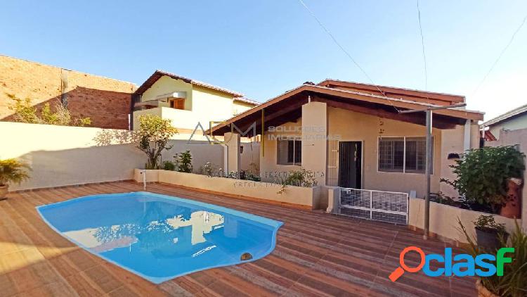 Casa com piscina localizada na Vila Pinheiro, um bairro