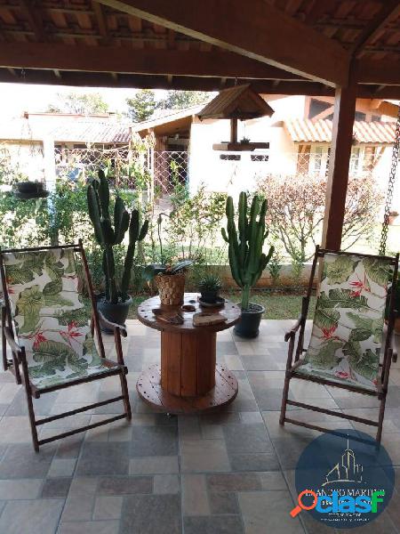 Casa à venda com 1.000 m² de terreno, Pomar e Piscina em
