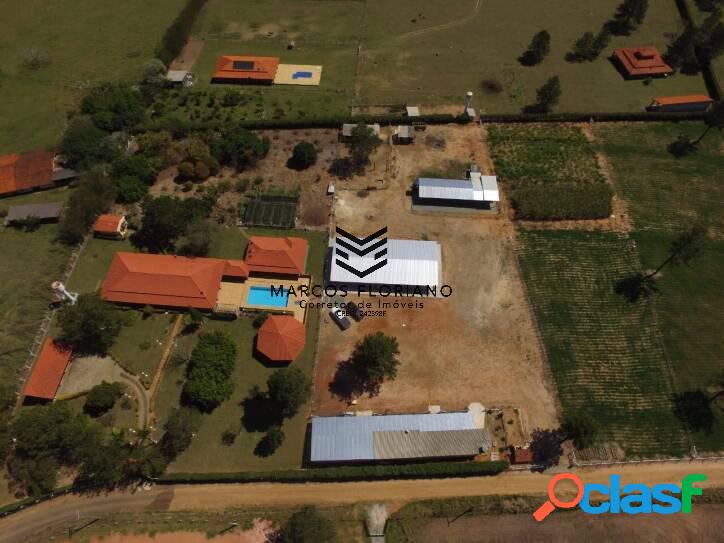 Chácara linda á venda em Pardinho-SP