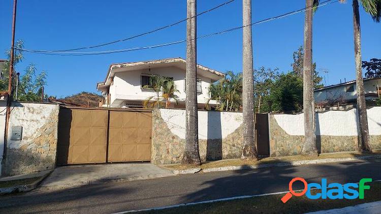 En Venta casa a remodelar en Urb. Colinas de Guataparo