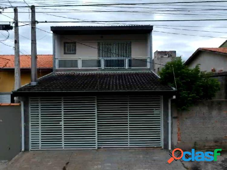 Sobrado Amplo, com 4 dormitórios em uma excelente
