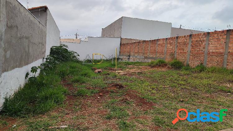 Terreno murado localizado no Jardim Regina em Botucatu-SP