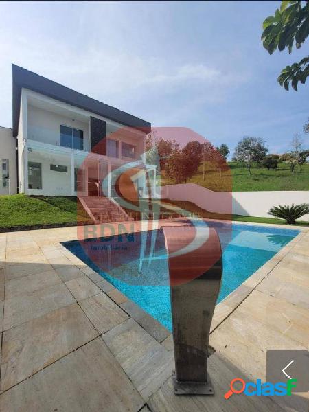 Uma grande e linda casa com piscina a venda no Condomínio