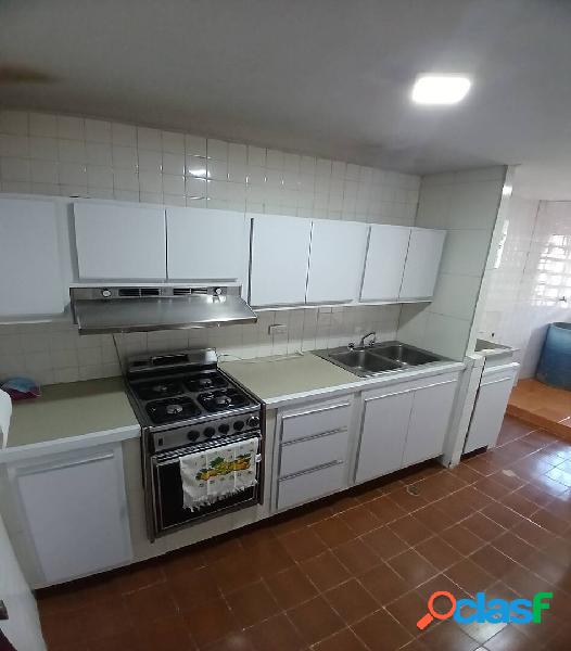 Alquiler de Apartamento de 3 Habitaciones en Lomas Del Este