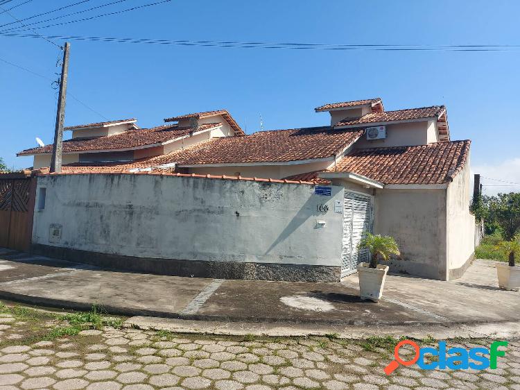 Casa assobradada com dois dormitórios (suíte) lado praia