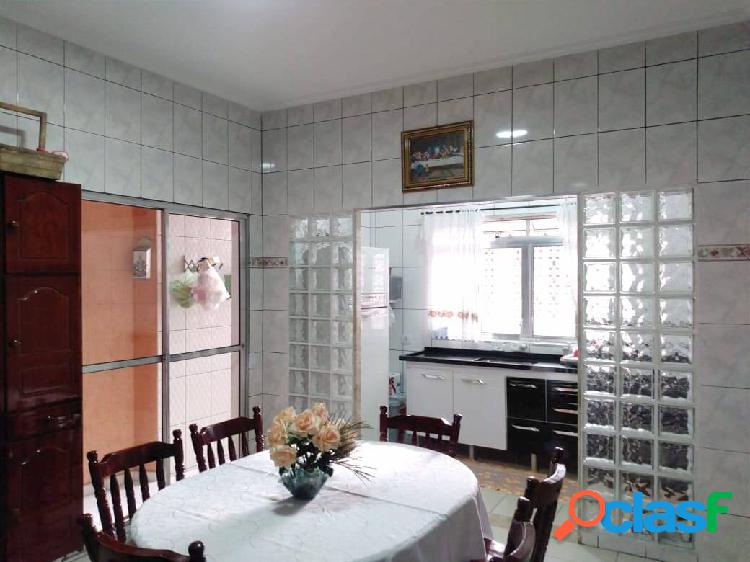 Casa com 2 dormitórios, via pública em Carapicuíba