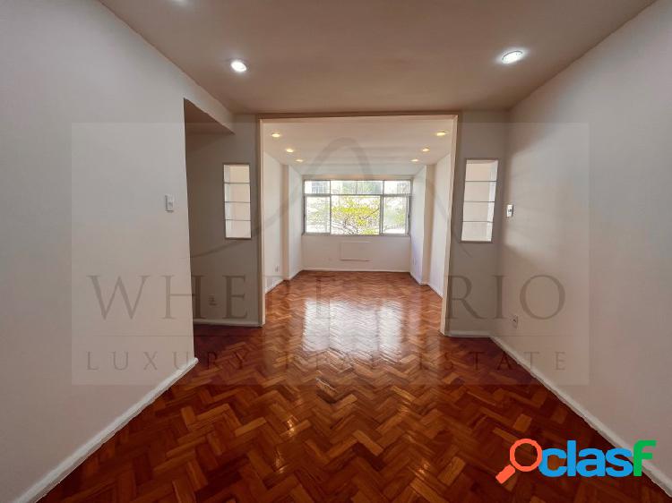 Espaçoso apartamento na quadra da Praia de Copacabana à