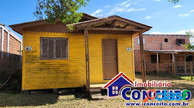 C842 - Residência de madeira com 2 dormitórios no