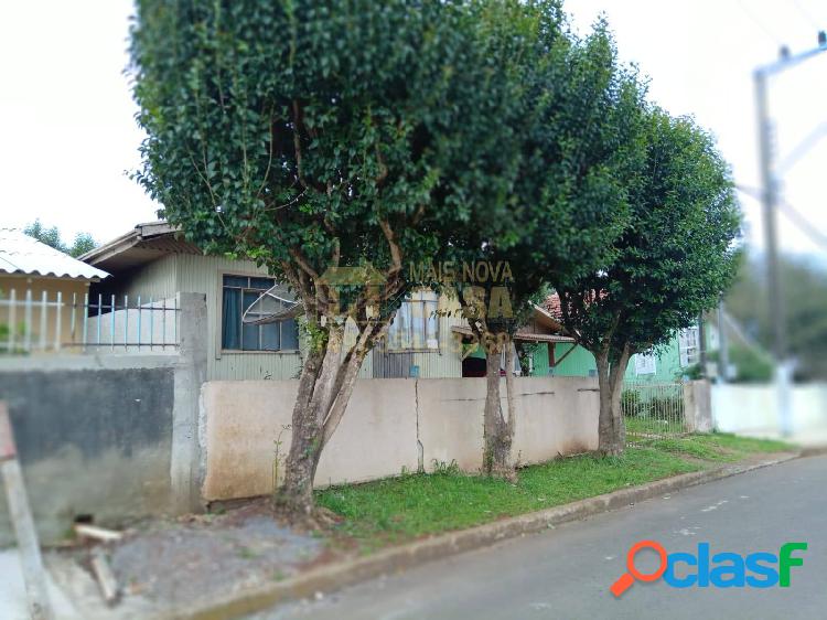 CASA EM MADEIRA COM ÓTIMA LOCALIZAÇÃO DISPONÍVEL PARA