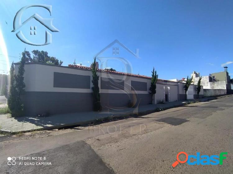 Casa com 3 quartos, 200 m², à venda por R$ 700.000.