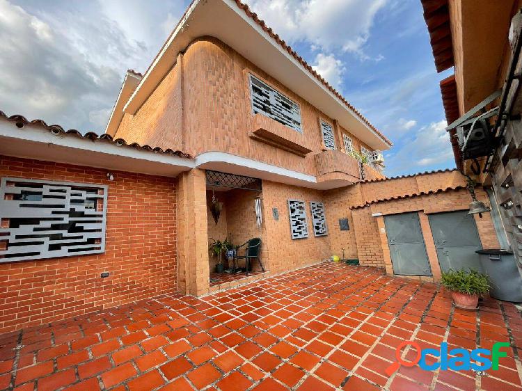 EN VENTA CASA en Trigal Norte,Urb. Las Clavelinas, Trigal