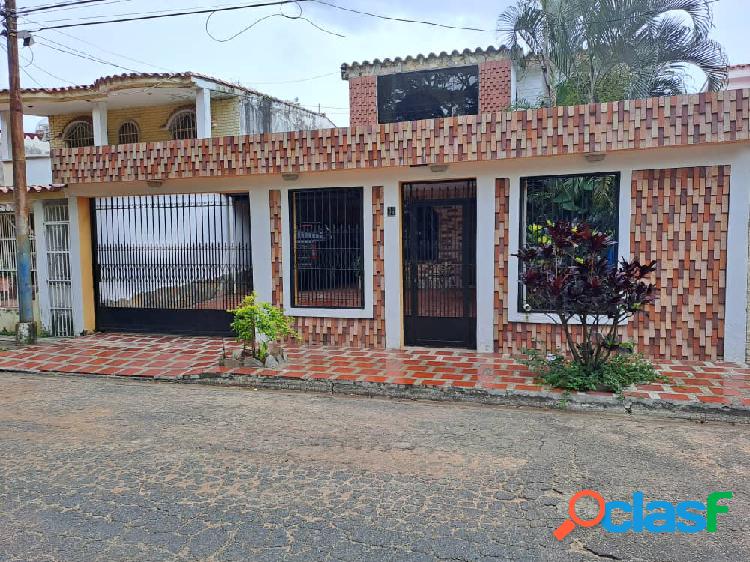 HERMOSA CASA EN VENTA EN URBANIZACIÓN EL PINAR. NAGUANAGUA