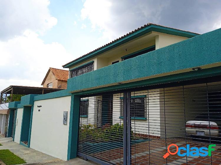 Impecable casa en venta en Altos de Guataparo.