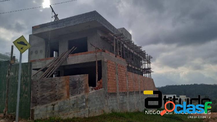 CASA COM OBRA PARADA NO RESERVA SANTA ANNA.