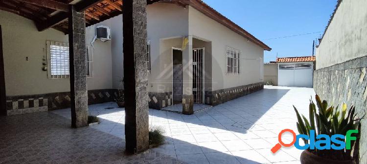 CASA Á VENDA EM ITANHAÉM COM EDICULA NOS FUNDOS.