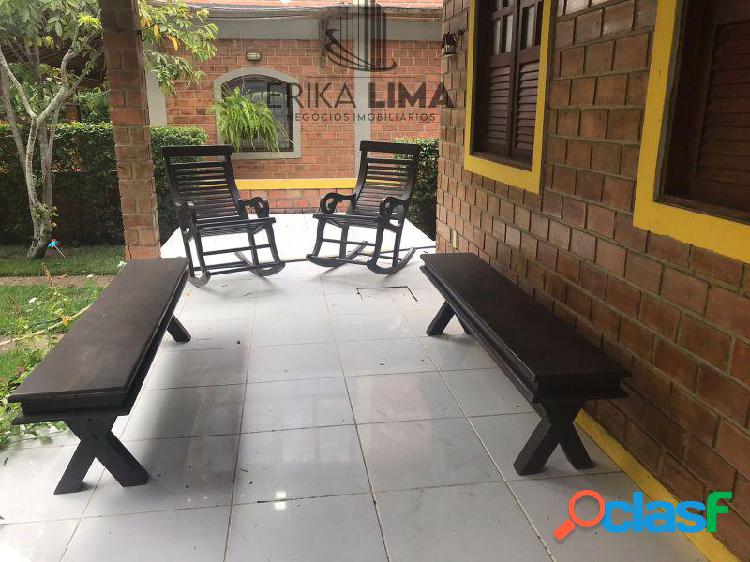 Casa com 3 quartos, sendo dois suítes, sala para dois