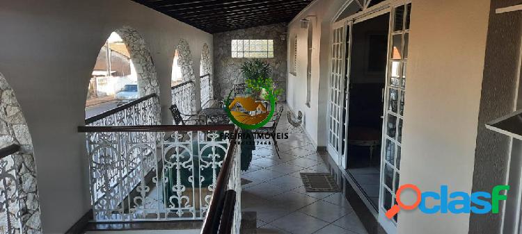 Casa com 4 quartos, 230,95m², à venda