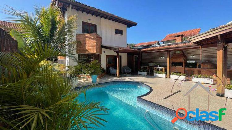 Casa com Piscina em Condomínio Fechado 370m² • 4 Quartos