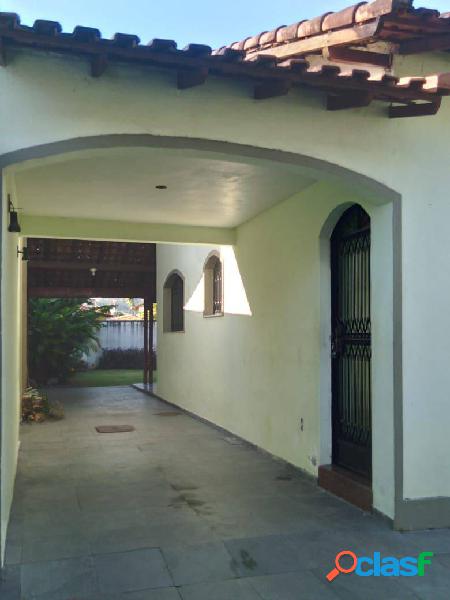 Casa de 2 Quartos (1 Suíte), quintal. Próxima ao centro de