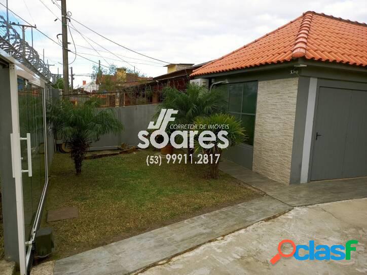 Casa três dormitórios com piscina no Laranjal