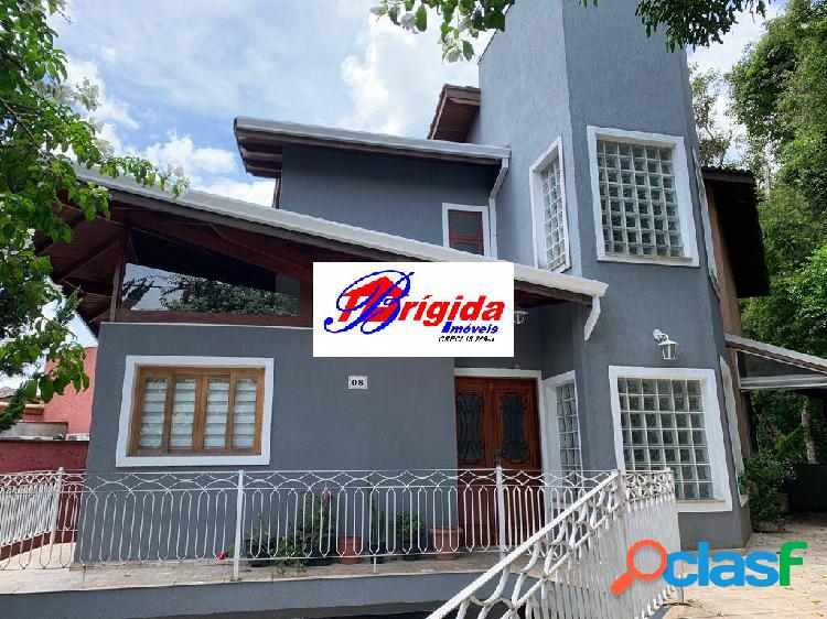 Linda Casa com acabamento de excelente qualidade, no Cond.