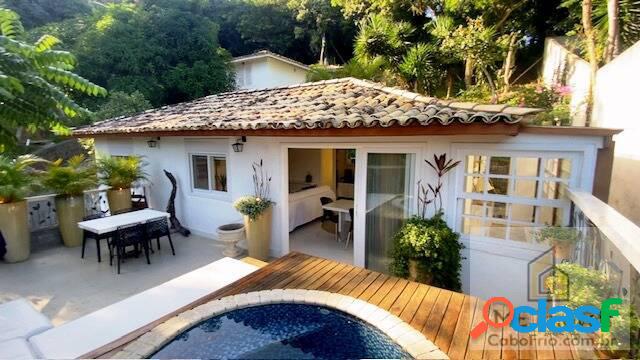 Linda casa em condomínio à venda na Ferradura em Búzios -