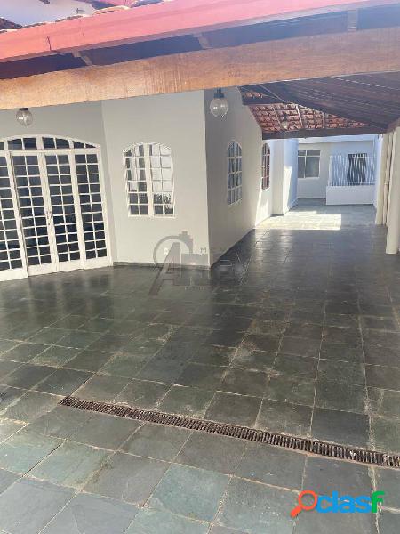 Vende-se casa de 4 quartos no bairro Cristo Rei