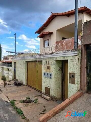 Vende-se casa no Bairro Delfino Magalhães