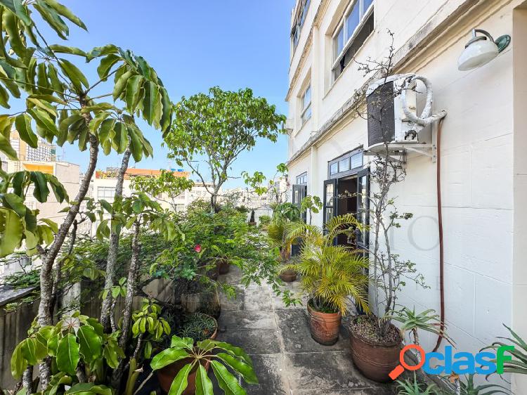 Amplo apartamento com terraço à venda em Copacabana