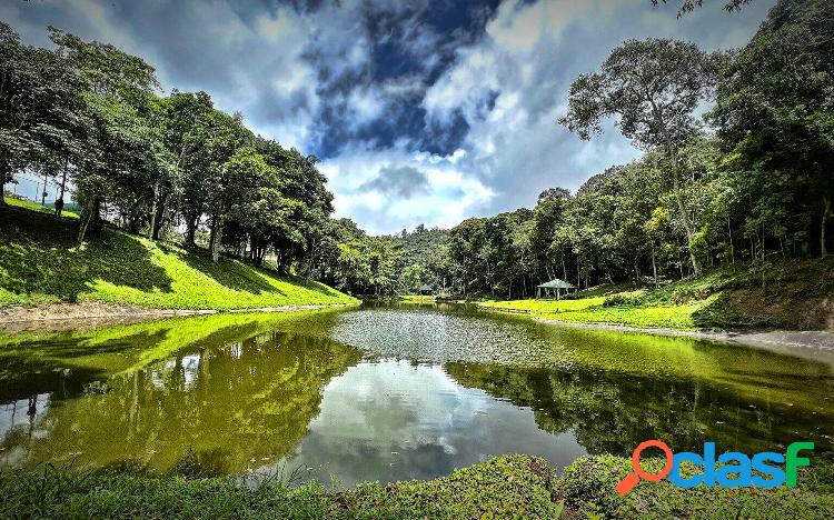 Bellísima Casa en Monteclaro Country Club. Estado Miranda