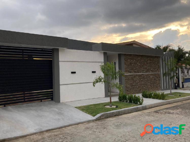 HERMOSA CASA TOTALMENTE REMODELADA DE UNA SOLA PLANTA CALLE