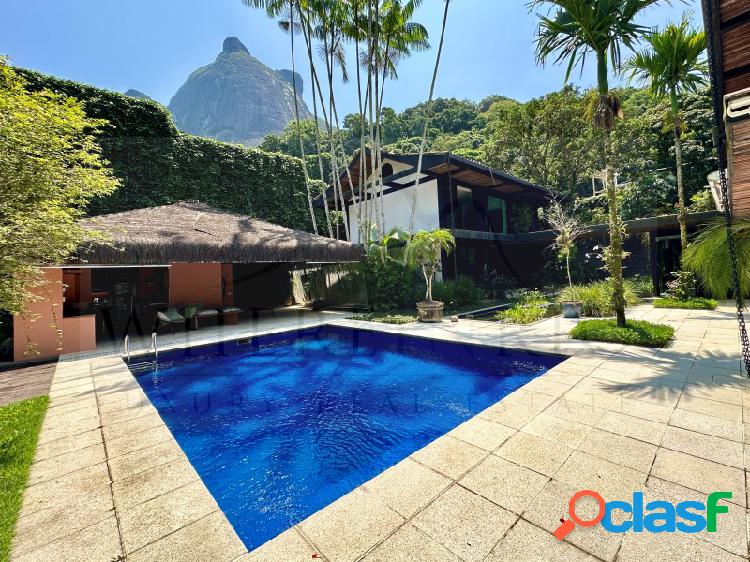 Maravilhosa casa com piscina à venda em São Conrado