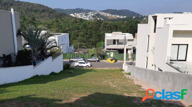 Terreno em leve aclive de 517m² no Alphasitio, com estudo