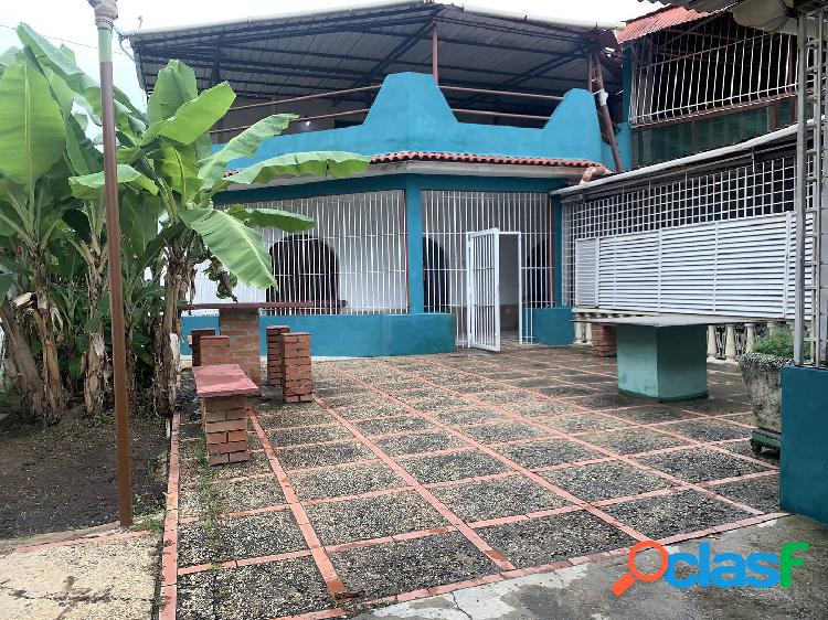 CASA DE DOS NIVELES CON PISCINA URB JOSE RAFAEL POCATERRA