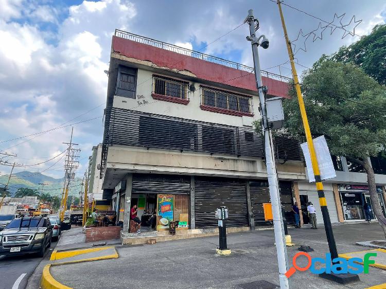Edificio comercial en excelente punto de la Av. Bolívar- La