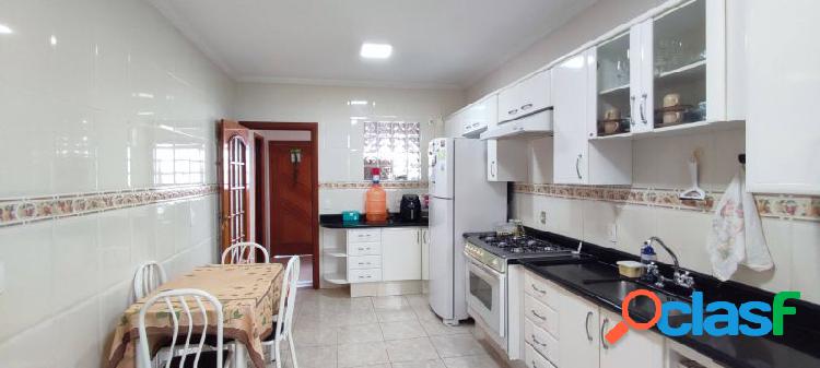 Casa grande com vegetação e privacidade